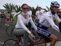 A la derecha, la modelo Sandra Ibarra en tandem con Santos González a la salida de La Oliva.