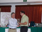 Rafael Zrate (I) recibe un regalo por su participacin de manos de Nicols Daz Chico.